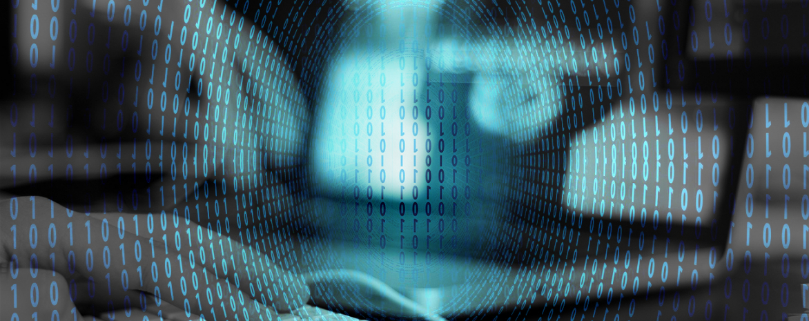 Image représentant de la saisie sur clavier informatique avec incrustation de code binaire